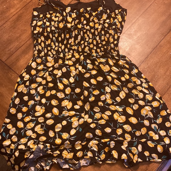 Lemon dress. Size large. Only warn once.  smoke free house - Picture 3 of 4